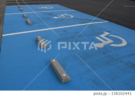 障害者用駐車場 車椅子マーク 136102441