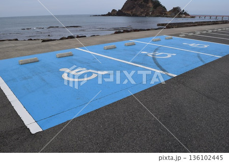 障害者用駐車場 車椅子マーク 136102445