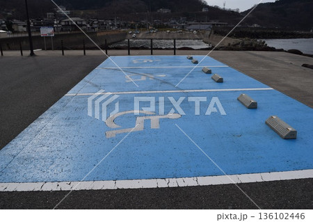 障害者用駐車場 車椅子マーク 障害者用駐車場 車椅子マーク 136102446