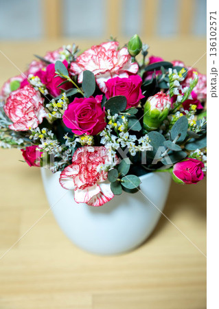 テーブルの上のカラフルなフラワーアレンジメント 136102571