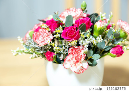 テーブルの上のカラフルなフラワーアレンジメント 136102576
