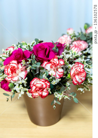 テーブルの上のカラフルなフラワーアレンジメント 136102578