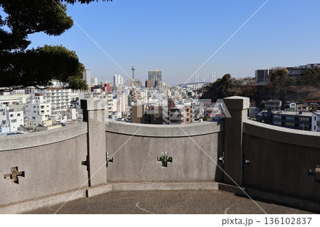 山手イタリア山庭園からマリンタワー、ベイブリッジを望む 136102837