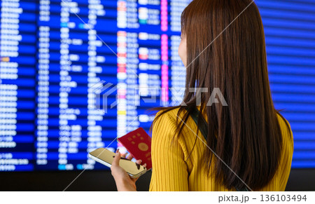 空港でフライト情報確認 ■撮影協力:関西国際空港(KIX) 空港でフライト情報確認 ■撮影協力:関西国際空港(KIX) 136103494
