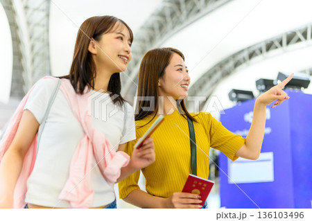 空港で道案内する女性二人 ■撮影協力：関西国際空港（KIX） 136103496