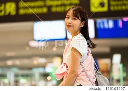 空港で微笑む女性旅行者 ■撮影協力:関西国際空港(KIX) 空港で微笑む女性旅行者 ■撮影協力:関西国際空港(KIX) 136103497