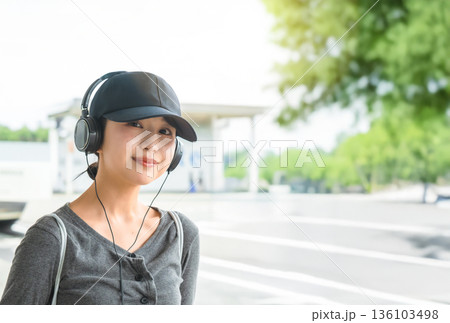 ヘッドフォンで音楽を聴く女性 ヘッドフォンで音楽を聴く女性 136103498