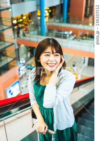駅で笑顔の旅行者 ■撮影協力:関西国際空港(KIX) 駅で笑顔の旅行者 ■撮影協力:関西国際空港(KIX) 136103512