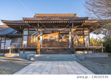 朝日を受ける赤城山長命寺 本堂正面風景 136103530