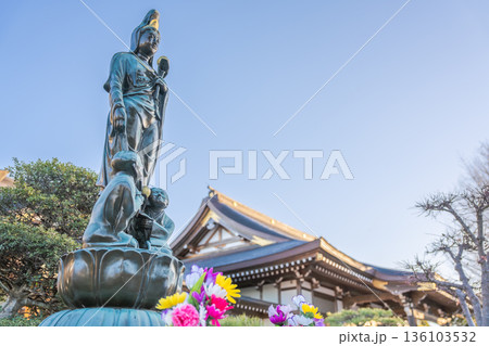 赤城山長命寺 観音像と本堂 朝の祈り風景 赤城山長命寺 観音像と本堂 朝の祈り風景 136103532