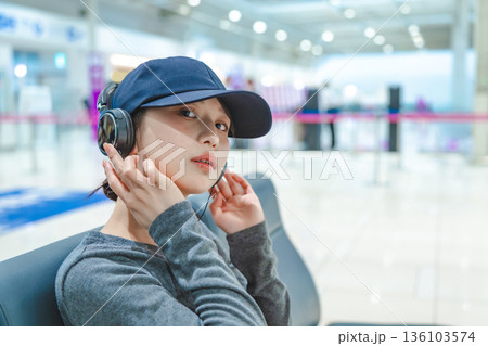 空港で音楽を聴く女性 ■撮影協力:関西国際空港(KIX) 空港で音楽を聴く女性 ■撮影協力:関西国際空港(KIX) 136103574