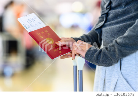 日本パスポートと搭乗券 ■撮影協力：関西国際空港（KIX） 136103578