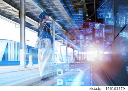 未来の駅で情報確認する女性 未来の駅で情報確認する女性 136103579