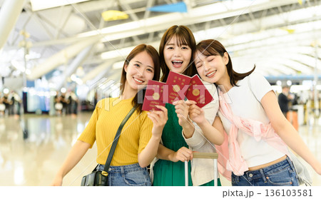 女子旅、パスポートを持って出発 ■撮影協力：関西国際空港（KIX） 136103581