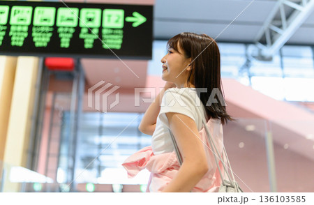 空港で案内表示を確認 ■撮影協力:関西国際空港(KIX) 空港で案内表示を確認 ■撮影協力:関西国際空港(KIX) 136103585