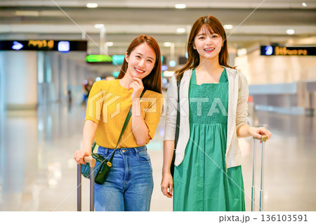 空港で旅行を楽しむ女性二人 ■撮影協力:関西国際空港(KIX) 空港で旅行を楽しむ女性二人 ■撮影協力:関西国際空港(KIX) 136103591
