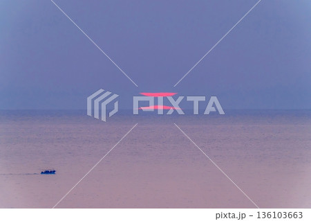 水平線の蜃気楼と幻想的な夕日 幻の太陽と静かな海の風景 水平線の蜃気楼と幻想的な夕日 幻の太陽と静かな海の風景 136103663