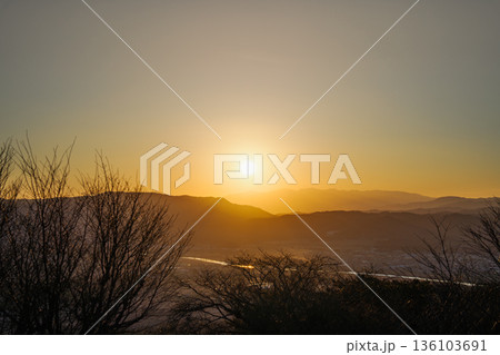 四方山から角田方面を照らす夕日と山並みの風景 四方山から角田方面を照らす夕日と山並みの風景 136103691