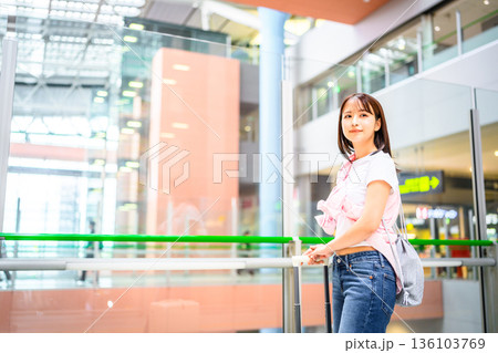 空港で旅行準備する女性 ■撮影協力：関西国際空港（KIX） 136103769
