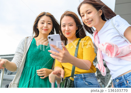 空港で自撮りする友人たち ■撮影協力：関西国際空港（KIX） 136103770