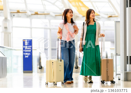 空港で旅行する女性二人 ■撮影協力:関西国際空港(KIX) 空港で旅行する女性二人 ■撮影協力:関西国際空港(KIX) 136103771
