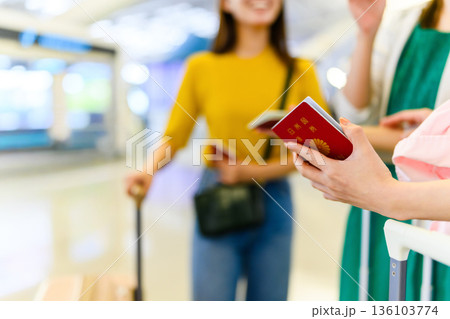 空港でパスポートを持つ女性 ■撮影協力：関西国際空港（KIX） 136103774