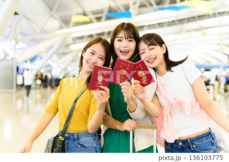 女子旅、パスポート持参 ■撮影協力：関西国際空港（KIX） 136103775