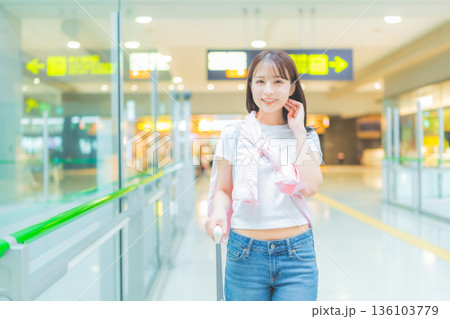 空港で微笑む旅行女性 ■撮影協力：関西国際空港（KIX） 136103779