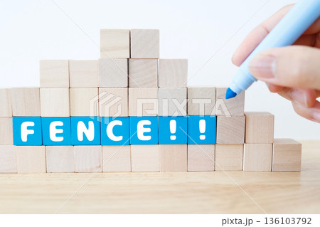 積み木で表現した障壁とフェンスのイメージ。 積み木で表現した障壁とフェンスのイメージ。 136103792
