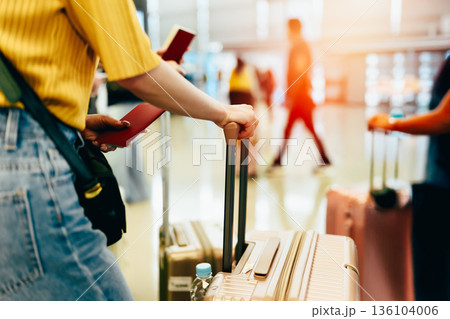 空港で荷物を持つ女性 _■撮影協力：関西国際空港（KIX） 136104006