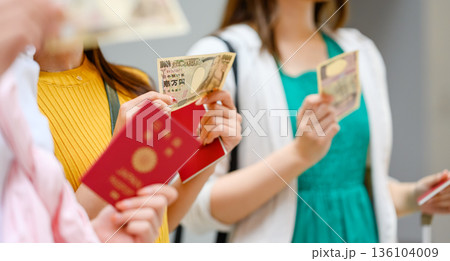 旅行者が現金と旅券提示 ■撮影協力:関西国際空港(KIX) 旅行者が現金と旅券提示 ■撮影協力:関西国際空港(KIX) 136104009