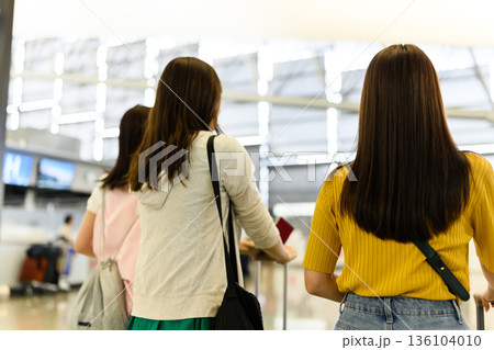 空港で列に並ぶ女性たち ■撮影協力：関西国際空港（KIX） 136104010