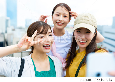 街中で自撮りする女性 136104013