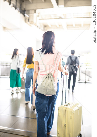旅行者、駅構内を歩く ■撮影協力：関西国際空港（KIX） 136104015