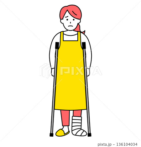足を怪我して松葉杖をついているエプロン姿の女性 136104034