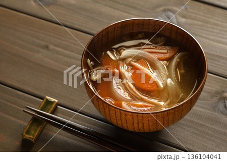 玉ねぎとにんじんとえのきのみそ汁 136104041