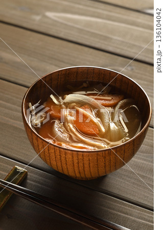 玉ねぎとにんじんとえのきのみそ汁 136104042