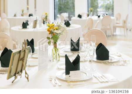 テーブルに置かれた花フラワーコーディネート 136104156