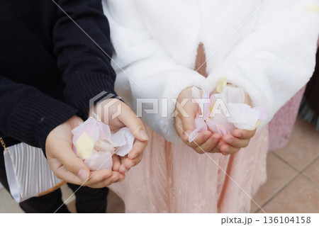 フラワーシャワーをもつ若い子供の手祝福イメージ画像 136104158