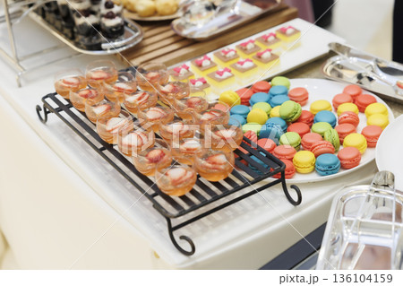カラフルなケーキ スイーツビッフェの画像 カラフルなケーキ スイーツビッフェの画像 136104159