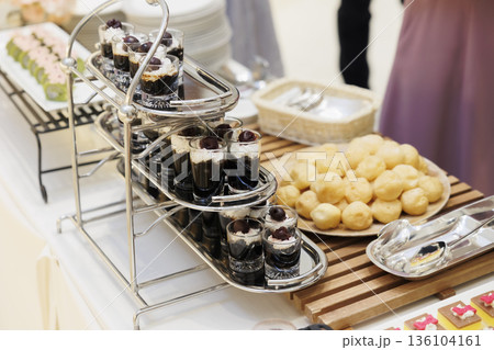 グラスにのったおいしいパフェのデザート 136104161