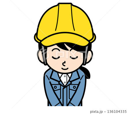 お辞儀するヘルメットをかぶった現場監督の女性 136104335