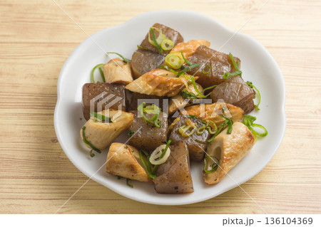 チクワとコンニャクの炒め物 チクワとコンニャクの炒め物 136104369