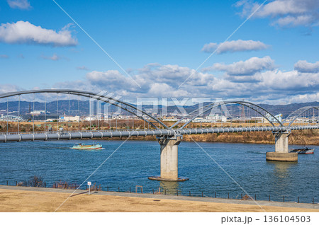 淀川に架かる水管橋 遡上する砂利採取船 枚方市側からの景観 淀川に架かる水管橋 遡上する砂利採取船 枚方市側からの景観 136104503