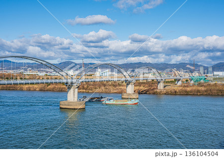 淀川に架かる水管橋　遡上する砂利採取船 136104504