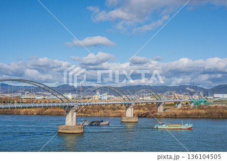 淀川に架かる水管橋　遡上する砂利採取船 136104505