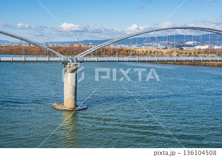 淀川に架かる水管橋　枚方大橋からの景観 136104508