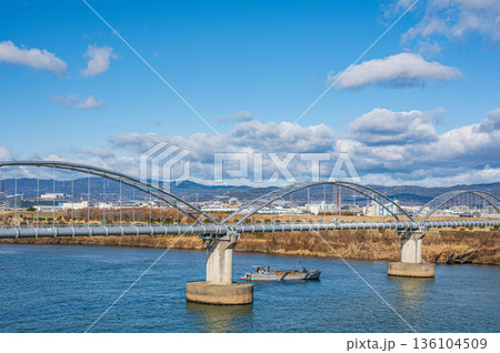 淀川に架かる水管橋と砂利採集船　枚方大橋からの景観 136104509