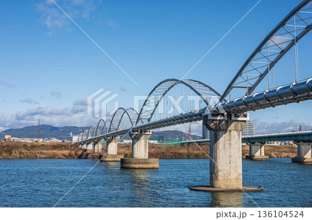淀川に架かる水管橋と枚方大橋　枚方市側からの景観 136104524
