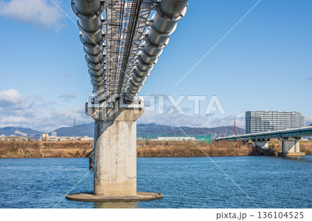 淀川に架かる水管橋と枚方大橋　枚方市側からの景観 136104525